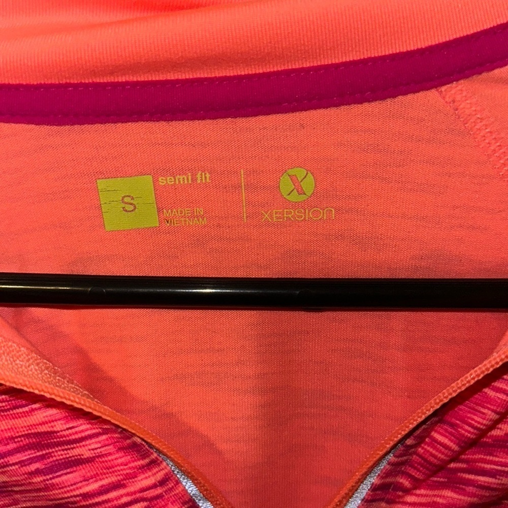 Xersion top. - Picture 3 of 4